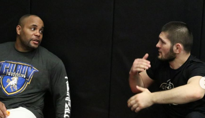 Daniel Cormier (kiri) dan Khabib Nurmagomedov (kanan) tengah berdiskusi tentang latihan selama di American Kickboxing Academy.