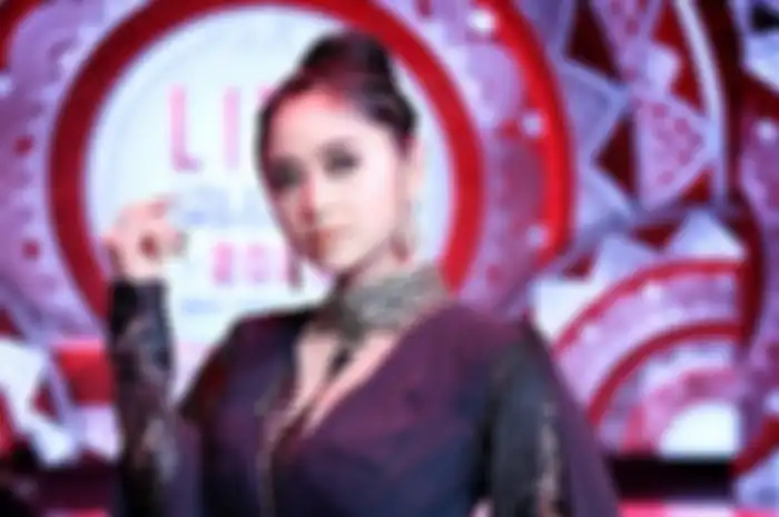 Dewi Perssik mengaku pernah minum urin ibunya sendiri karena mendapat guna-guna