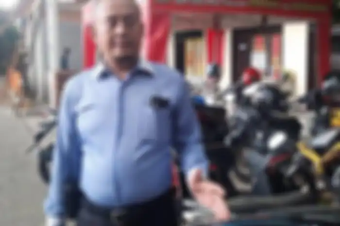 Kanit Reskrim Polsek Telukjambe Timur Ipda Saefurohman, menunjukan alat bukti berupa motor Honda CRF150 yang dicuri pelaku.