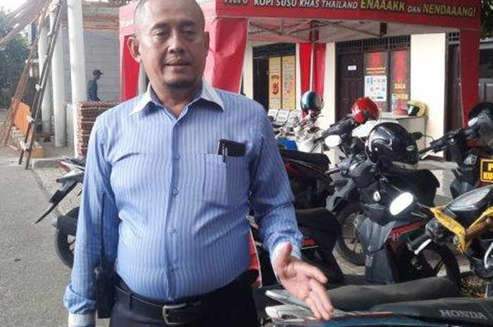 Kanit Reskrim Polsek Telukjambe Timur Ipda Saefurohman, menunjukan alat bukti berupa motor Honda CRF150 yang dicuri pelaku.