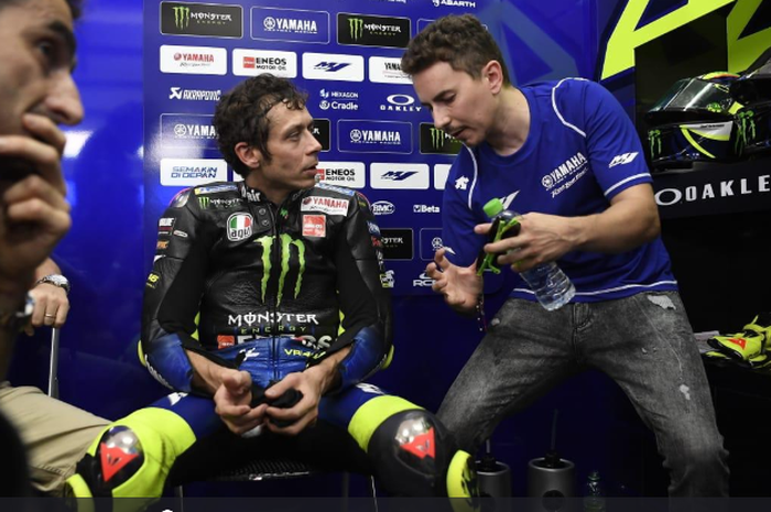 Pembalap Monster Energy Yamaha, Valentino Rossi (kiri), mendengarkan saran dari Jorge Lorenzo saat tes pramusim MotoGP 2020 di Sirkuit Sepang, Malaysia, 8 Februari 2020.