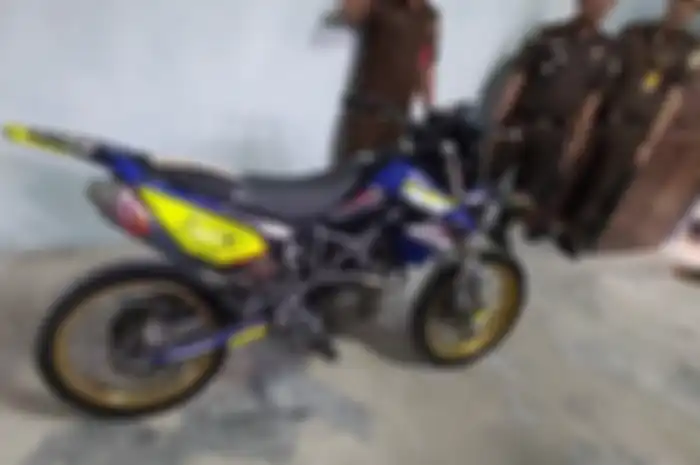 Kawasaki D-Tracker 150 dengan kondisi modifikasi jadi motor murah dilelang Rp 12 jutaan di Pekanbaru.