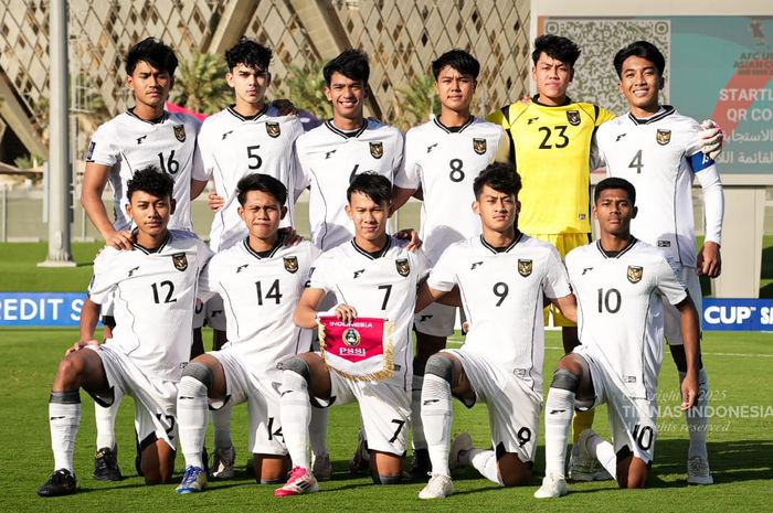 Para pemain timnas U-17 Indonesia melawan Korea Utara di perempat final Piala Asia U-17 2025 di King Abdullah Sports City Hall Stadium, Taif, Senin (14/4/2025).