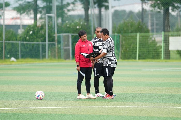 Pelatih Timnas U-20 Indonesia, Indra Sjafri (kiri), saat berdiskusi dengan tim kepelatihan Garuda Nusantara.