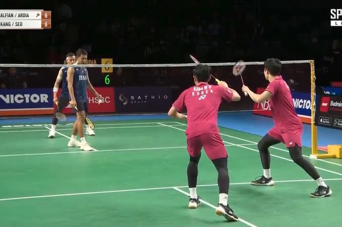 Ganda putra Indonesia, Fajar Alfian/Muhammad Rian Ardianto tertingal saat menghadapi Kang Min-hyuk/Seo Seung-jae pada perempat final Australian Open 2023 di Quaycentre, Sydney Olympic Park, Australia (4/8/2023).