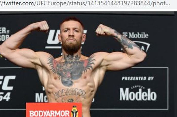 Petarung kelas ringan UFC, Conor McGregor, saat melakoni proses timbang badan UFC 264.