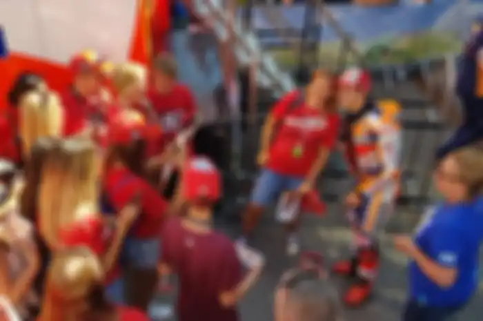Marc Marquez berinteraksi dengan fanatikannya di MotoGP Austria 2019. Marc Marquez punya banyak alasan untuk menang di ronde ini