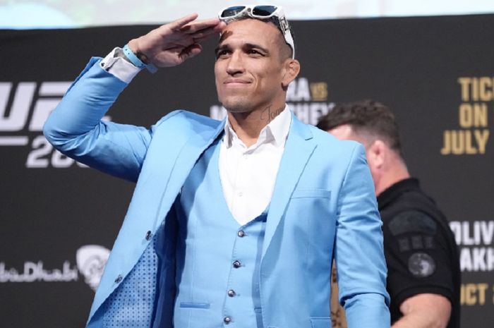 Jagoan kelas ringan, Charles Oliveira, saat menghadiri hari media UFC 280 pada Rabu (19/10/2022).