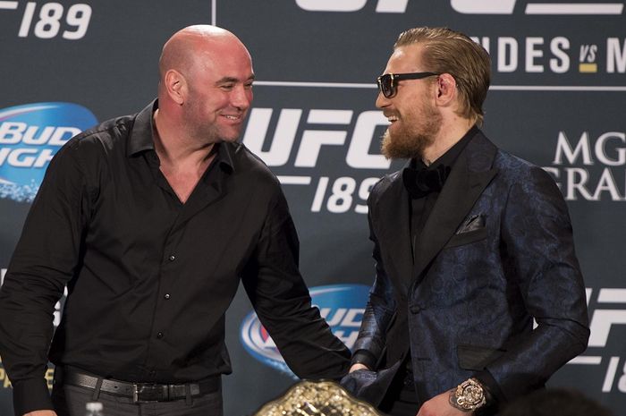 Presiden UFC, Dana White (kiri) dan Conor McGregor (kanan)