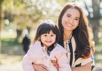 Acha Septriasa Pamer Foto Gandeng Tangan Anak, Dress Off Shoulder Mini Berwarna Merah yang Ia Kenakan Bikin Netizen Salfok