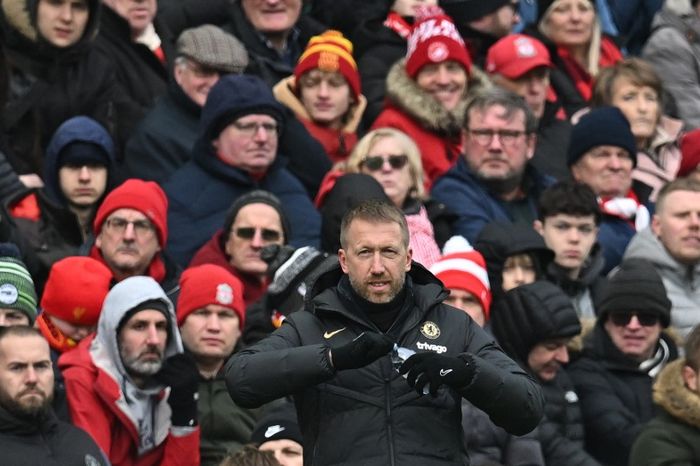 Pelatih Chelsea, Graham Potter, membuka tutup botol dalam laga Liga Inggris kontra Liverpool di Stadion Anfield, 21 Januari 2023.