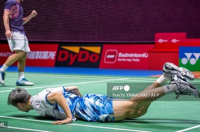 Tunggal putra nomor satu dunia, Shi Yu Qi (China) tersungkur saat menghadapi Alex Lanier (Prancis) di semifinal Japan Open 2024 di Yokohama Arena, Kanagawa, Jepang, Sabtu (24/8/2024).