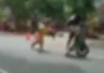 Video Freestyler Gagal, Motor Berdiri dan Mendadak Liar, Hajar Kerumunan Penonton