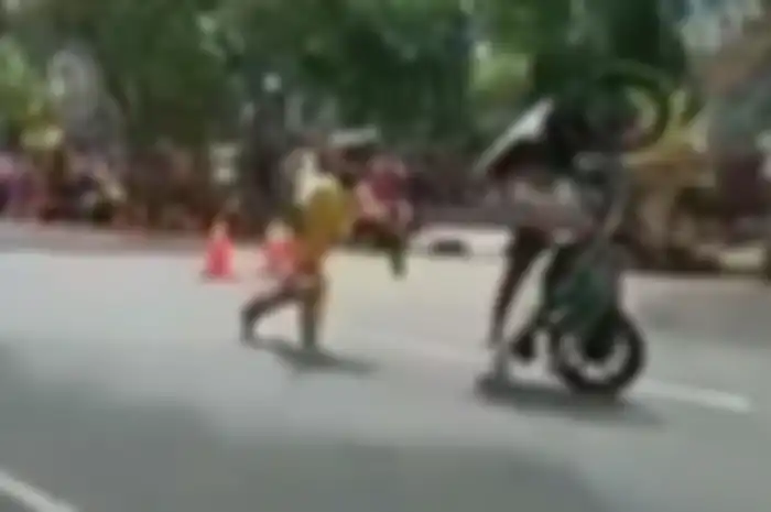 Seorang freestyler gagal mengendalikan motor dan menabrak kerumunan penonton.