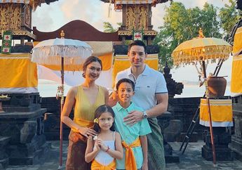 Keluarga Nana Mirdad Kompak Berbaju Hitam Saat Perayaan Nyepi, Si Sulung Bikin Salah Fokus!