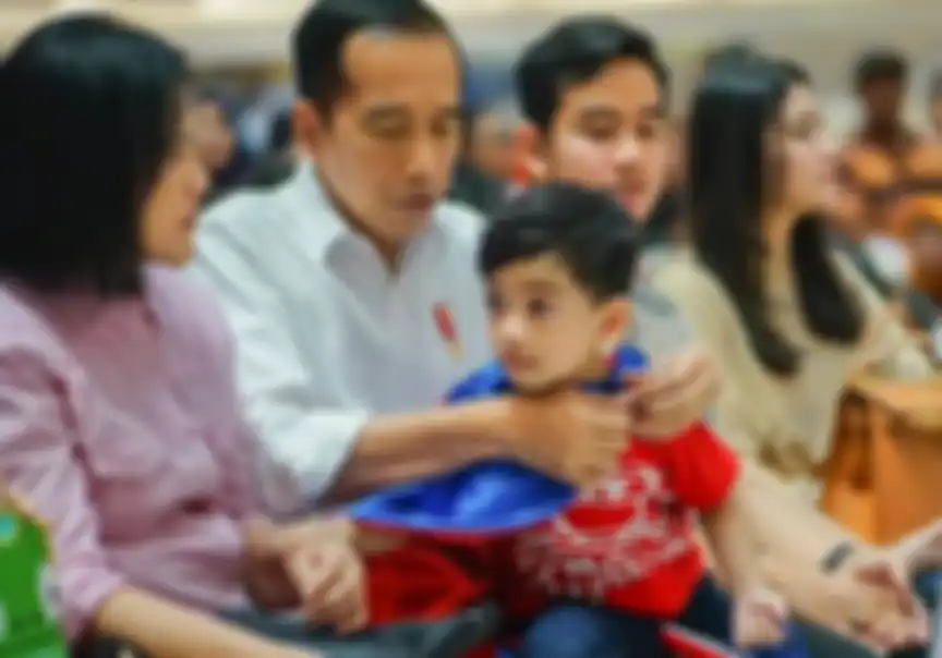 Jan Ethes bersama keluarga