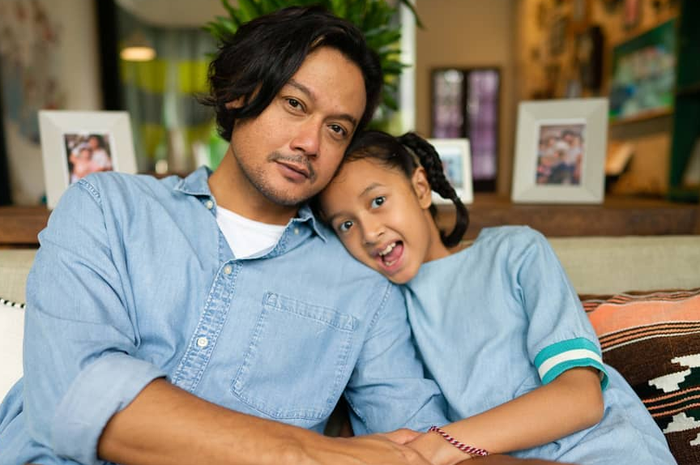 Bikin Mewek, Kepalang Rindu Usai Dipisahkan dari Ayahnya, Putri Dwi Sasono Tulis Pesan Haru dalam Sepucuk Surat untuk Bapak: Aku Kangeeen Banget!