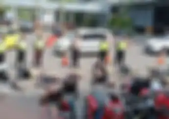 Viral Foto Anggota Polisi Dijemur Panas-panasan Karena Diduga Lakukan Pungli, Ternyata Ini Fakta Sebenarnya
