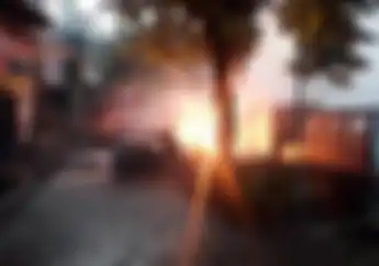 Warga Berhamburan, Kabel Listrik Terputus Menyambar Honda Revo Sampai Terbakar