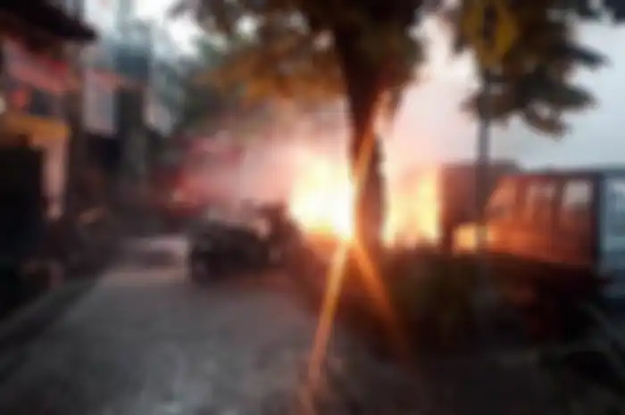 Warga Yogyakarta berhamburan, kabel listrik terputus hingga menyambar Honda Revo sampai api berkobar.