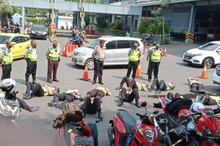 Viral Foto Anggota Polisi Dijemur Panas-panasan Karena Diduga Lakukan Pungli, Ternyata Ini Fakta Sebenarnya