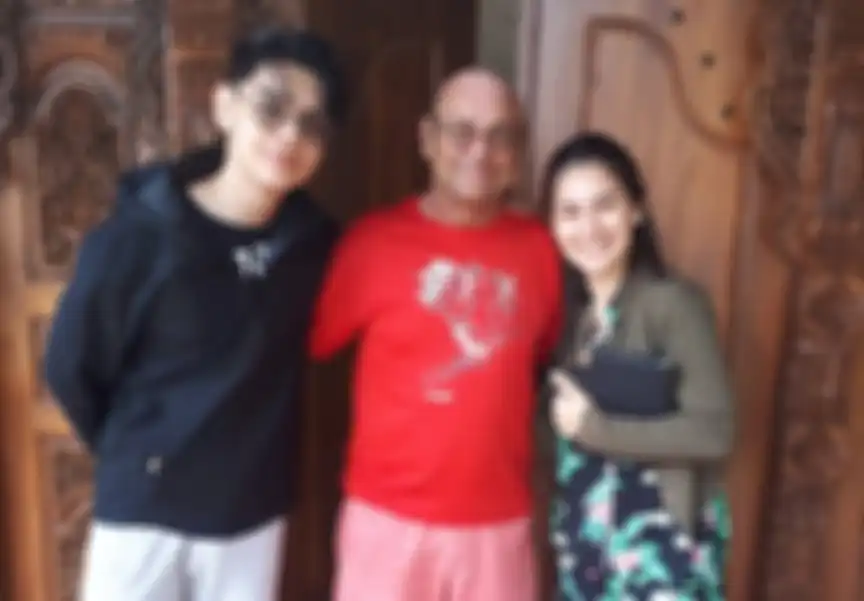 Irish Bella bersama adik dan ayahnya