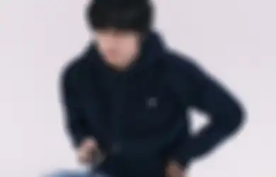 Pesona Casual V BTS dalam Balutan Busana CELINE by Hedi Slimane