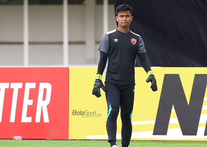 Kiper PSM Makassar, Miswar Saputra, sedang latihan jelang laga AFC yang mempertemukan timnya dengan Kaya Futbol Club&ndash;Iloilo di Stadion Madya, Senayan, Jakarta Selatan (10/3/2020)