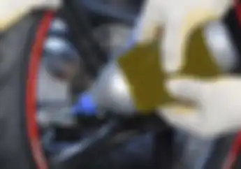 Jangan Sembarangan... Apakah Ban Motor Wajib Pakai Cairan Anti Bocor? Ini Kata Ahlinya