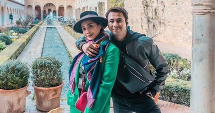 Nagita Slavina dan Raffi Ahmad dengan sepaket fashion item branded