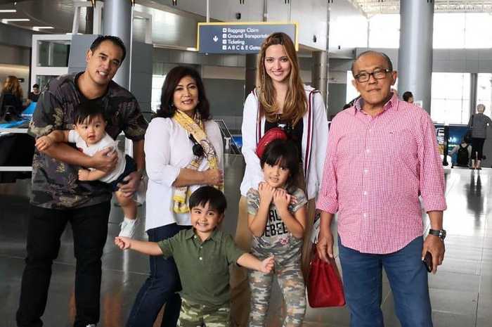 Keluarga Nia Ramadhani bersama sang Mertua, Aburizal Bakrie
