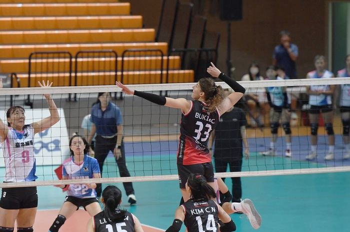 Opposite Daejeon JungKwanJang Red Sparks, Vanja Bukilic, melepaskan spike dalam laga turnamen pramusim Taichung Bank Formosa Volleyball Club Invitational 2024