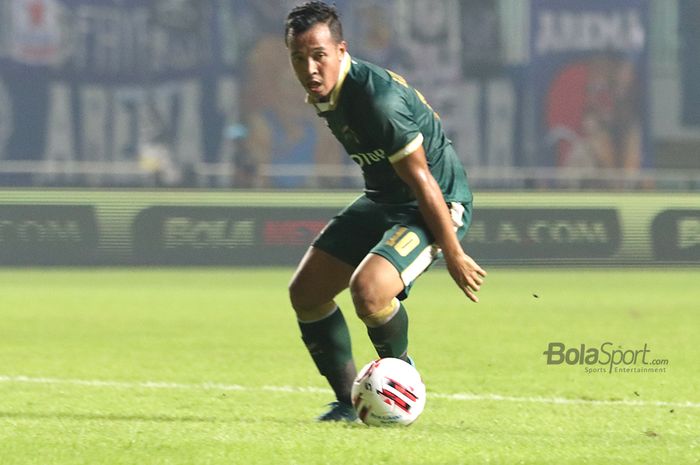 Gelandang Persikabo, Guntur Triaji, sedang melakukan penguasaan bola  saat laga Persikabo melawan Arema FC di Stadion Pakansari, Bogor (2/3/2020)