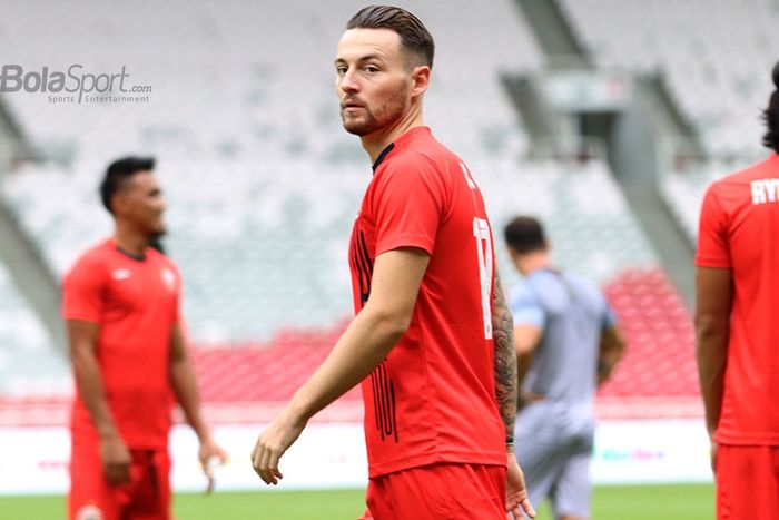 Gelandang anyar Persija Jakarta, Marc Klok, ikut serta dalam latihan jelang laga melawan Borneo FC di Gelora Bung Karno, Jakarta (29/2/2020)