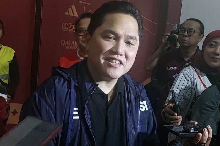 Ketua Umum PSSI Erick Thohir saat memberi keterangan kepada awak media di Stadion Gelora Bung Tomo, Surabaya, Senin (29/7/2024).