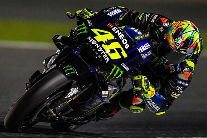 Penampilan Valentino Rossi saat menjalani sesi tes pramusim MotoGP 2019 hari ketiga di Sirkuit Losail, Qatar.