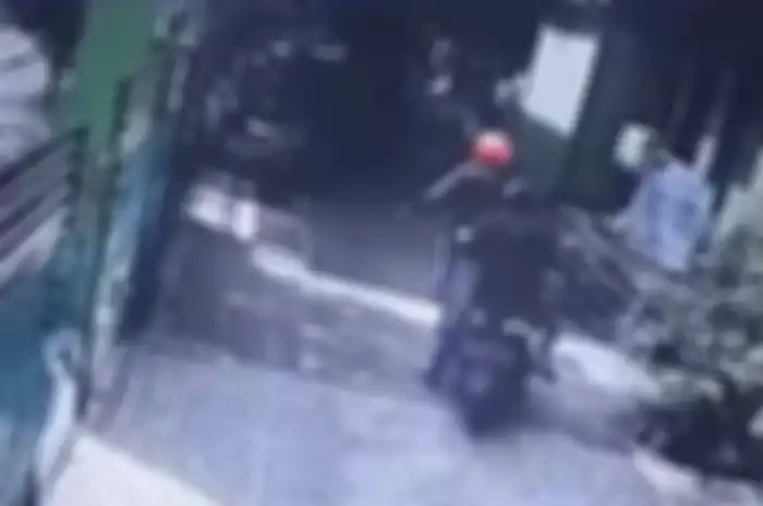Aksi maling motor di Bekasi nekat mengincar motor di parkiran sekolah. Sempat terekam CCTV.