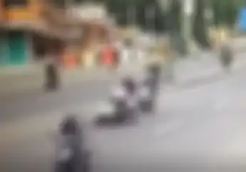 Haduh! Video Akibat Emak-emak Zaman Now 2 Bikers Salto dari Motor