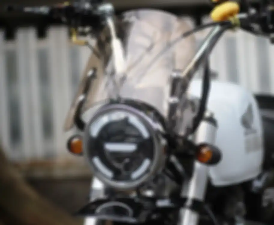 Makin keren setelah pasang lampu Daymaker ditemani windshield di Monkey berbasis Honda Karisma ini