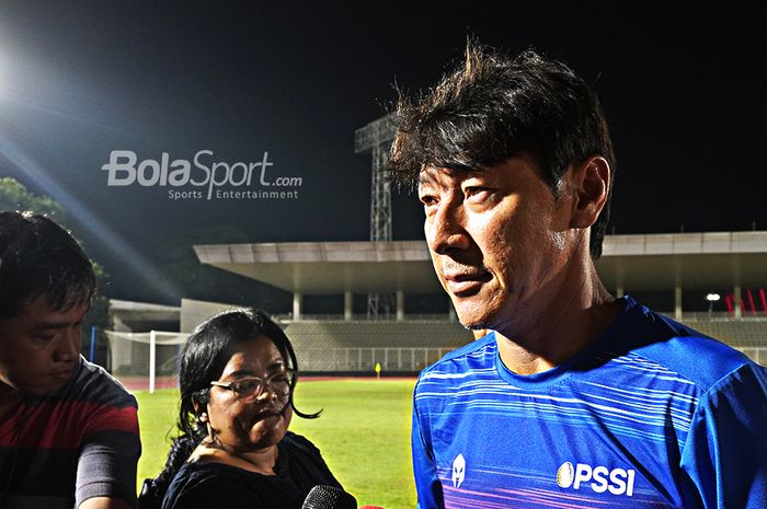 Pelatih timnas Indonesia, Shin Tae-yong, usai memimpin sesi latihan anak-anak asuhnya di Stadion Madya, Senayan, Jakarta Pusat, Jumat (14/2/2020).