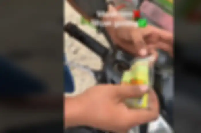 Aksi tukang bakso ganti minyak rem pakai minyak goreng