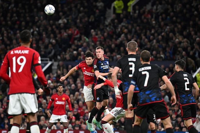 Harry Maguire berebut bola dengan Kevin Diks dalam laga Man United vs FC Copenhagen pada lanjutan Liga Champions di Old Trafford (24/10/2023).