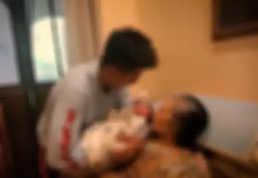 Ibunda Baim Wong bertemu dengan sang cucu untuk pertama kali.