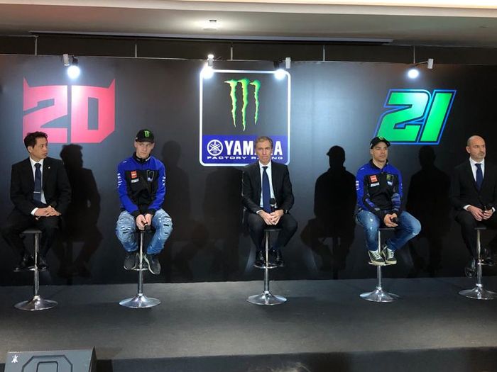 Managing Director Yamaha, Lin Jarvis, diapit oleh Franco Morbidelli dan Fabio Quartararo pada acara peluncuran livery motor Yamaha untuk MotoGP 2023 di Kuningan, Jakarta, Selasa (17/1/2023).