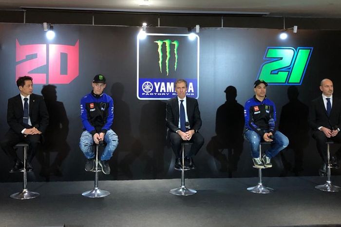 Managing Director Yamaha, Lin Jarvis, diapit oleh Franco Morbidelli dan Fabio Quartararo pada acara peluncuran livery motor Yamaha untuk MotoGP 2023 di Kuningan, Jakarta, Selasa (17/1/2023).