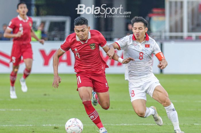 Striker timnas Indonesia, Dendy Sulistyawan (kiri), sedang menguasai bola dan dibayangi pemain timnas Vietnam bernama Do Hung Dung (kanan) dalam laga leg pertama semifinal Piala AFF 2022 di Stadion Gelora Bung Karno, Senayan, Jakarta, 6 Januari 2023.