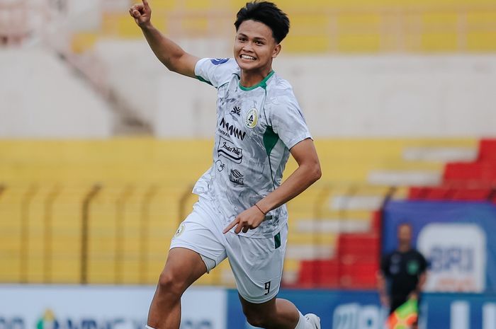 Penyerang PSS Sleman Hokky Caraka saat selebrasi seusai mencetak gol ke gawang Barito Putera dalam laga ke-8 Liga 1 2024/2025 di Stadion Sultan Agung, Bantul, Minggu (20/10/2024).