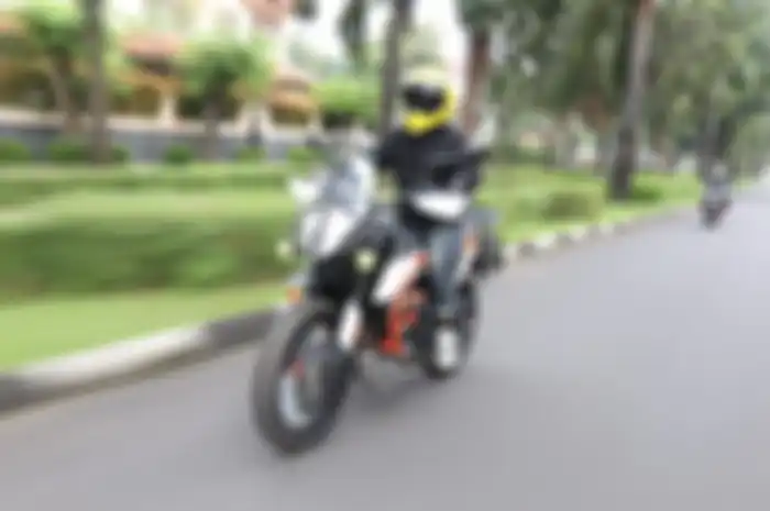 Ilustrasi riding. Bingung pilih jaket riding anti angin atau anti air, ini dia penjelasannya.