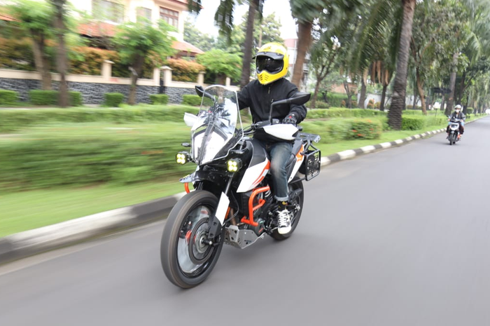Ilustrasi riding. Bingung pilih jaket riding anti angin atau anti air, ini dia penjelasannya.
