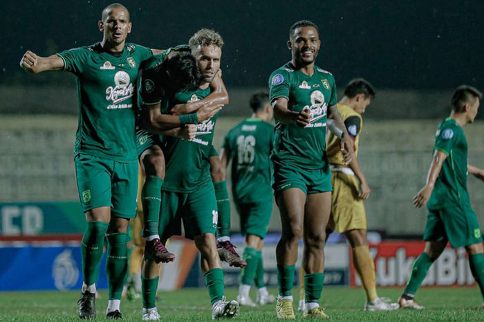 Beberapa pemain Persebaya Surabaya berselebrasi usai mencetak gol ke gawang lawan.